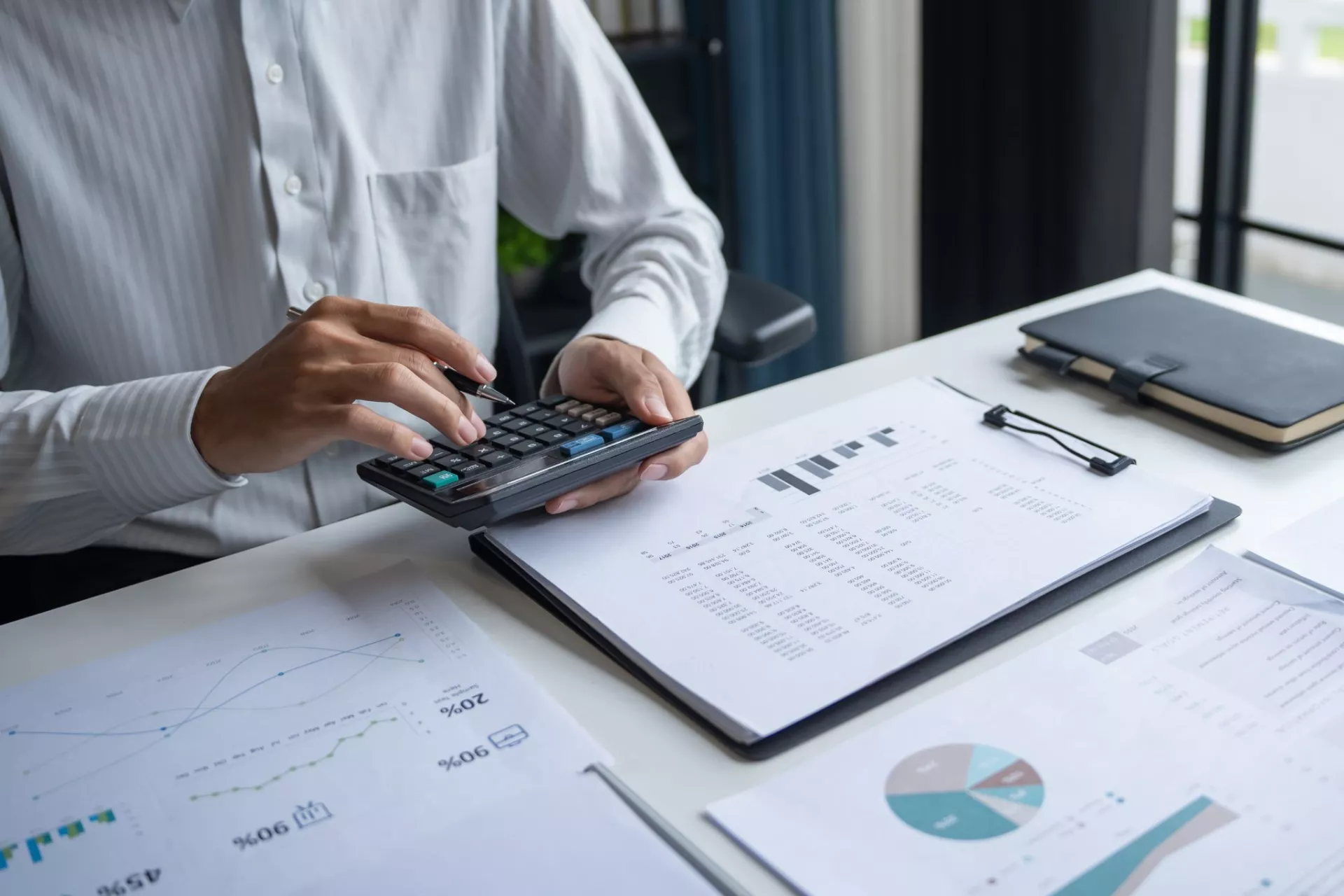 Calculette et dossiers sur un bureau